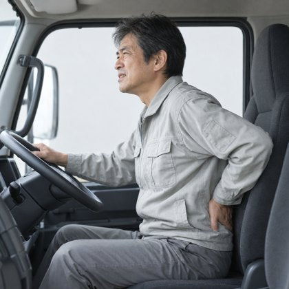 運転席で腰に手を当てている様子