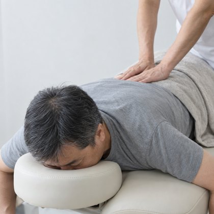 整体で施術を受けている様子