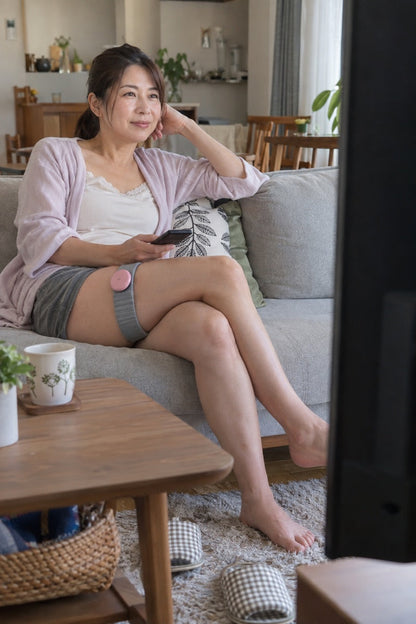 テレビを見ながら太ももに巻く